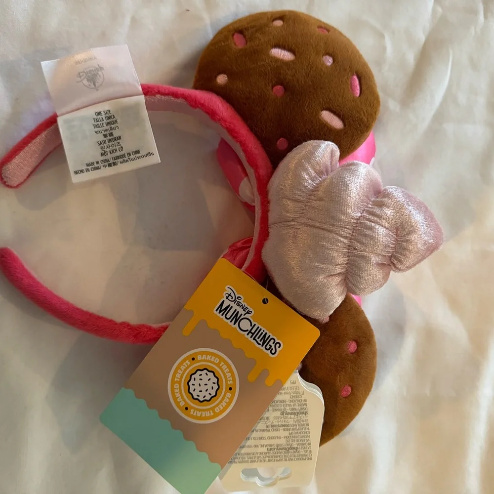 DISNEY MINNIE MOUSE STRAWBERRY MUNCHLINGS EARS - Picture 4 of 5